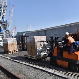 Погрузка рыбопродукции в рефвагоны в порту Владивостока
