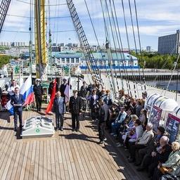 В торжественной встрече «Крузенштерна» приняли участие ученики из морских кадетских классов города, курсанты ММРК, ветераны. Фото управления информационной политики и взаимодействия со СМИ аппарата правительства Мурманской области