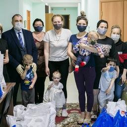 Более 20 продуктовых наборов отвезли в женский кризисный центр. Фото пресс-службы фонда «Родные острова»