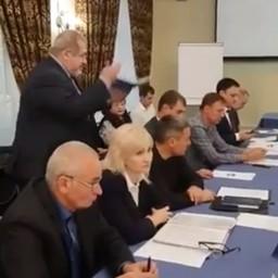 Лидер запрещенного в РФ «Меджлиса крымско-татарского народа» Рефат ЧУБАРОВ выступает на заседании комиссии. Кадр из видео, снятого одним из очевидцев