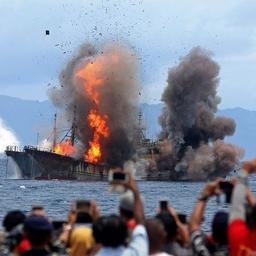 Подрыв иностранных браконьерских судов в Индонезии в 2017 г. Фото государственного информагентства республики Antara