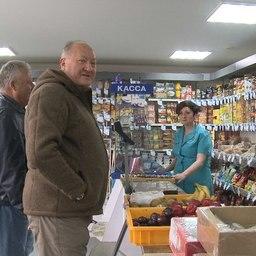 Глава региона побывал и в продовольственном магазине Озерновского. Фото пресс-службы правительства Камчатки
