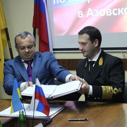 Начальник Азовского бассейнового управления Госрыбагентства Украины Сергей ЧИХ и руководитель Азово-Черноморского теруправления Росрыболовства Игорь РУЛЕВ. Фото пресс-службы ТУ