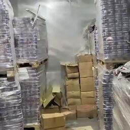Всего полицейские изъяли более 6 тонн немаркированной продукции. Кадр оперативной съемки