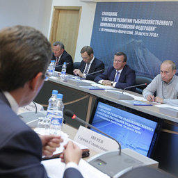  Председатель Правительства России Владимир Путин проводит в Петропавловске-Камчатском совещание «О мерах по развитию рыбохозяйственного комплекса Российской Федерации».  Фото пресс-службы Правительства РФ