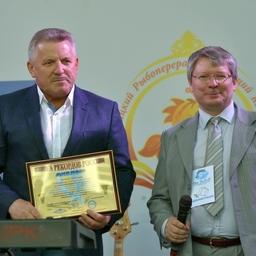 Диплом, подтверждающий достижение, главе региона Вячеславу ШПОРТУ на сцене вручил главный редактор Книги рекордов России Алексей СВИСТУНОВ. Фото пресс-службы краевого правительства