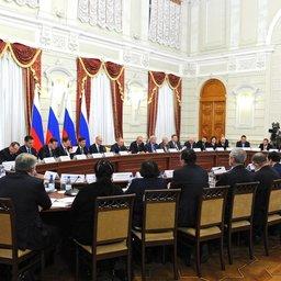Владимир ПУТИН провел в Астрахани заседание Совета по межнациональным отношениям, посвященное актуальным темам реализации Стратегии государственной национальной политики России. Фото пресс-службы Кремля