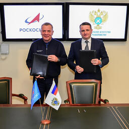 Гендиректор Роскосмоса Юрий БОРИСОВ и Руководитель Росрыболовства Илья ШЕСТАКОВ подписали соглашение о сотрудничестве. Фото пресс-службы ФАР