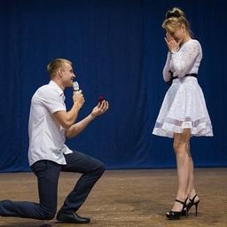 Трогательным завершением церемонии стало предложение руки и сердца одной из выпускниц Института пищевых производств. Фото пресс-службы университета