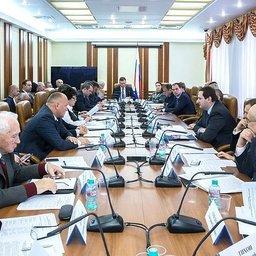 В Комитете Совета Федерации по аграрно-продовольственной политике и природопользованию прошел круглый стол, посвященный совершенствованию законодательного регулирования в сфере аквакультуры. Фото пресс-службы СФ