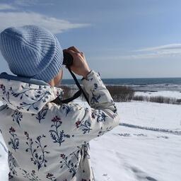 Научный сотрудник Кроноцкого заповедника Евгения ВОЛКОВА наблюдает за китами. Фото Дмитрия Балакирева