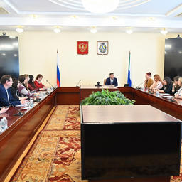 Губернатор Хабаровского края Сергей ФУРГАЛ подвел итоги путины на пресс-конференции. Вячеслава РЕУТОВА