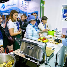 На стенде группы «Антей» шеф-повар Сергей СИНИЦЫН готовил простые и вкусные блюда из легендарной сардины-иваси. Фото предоставлено ESG
