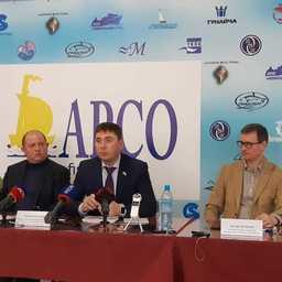 Депутат Сахалинской областной думы Дмитрий ПАШОВ, президент Ассоциации рыбопромышленных предприятий Сахалинской области Максим КОЗЛОВ и председатель совета директоров медиахолдинга Fishnews, член Общественного совета при Росрыболовстве Эдуард КЛИМОВ