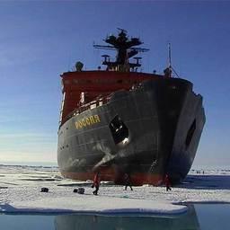 Российская научная экспедиция «Арктика-2007». Северный ледовитый океан, август, 2007 г.