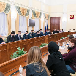 Губернатор Мурманской области Андрей ЧИБИС встретился с родными и близкими жертв крушения траулера «Онега». Фото пресс-службы правительства региона