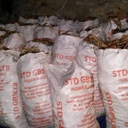 Крабовый цех располагался во дворе строящегося здания в курортном поселке Андреевка. Фото пресс-группы Погрануправления ФСБ России по Приморскому краю