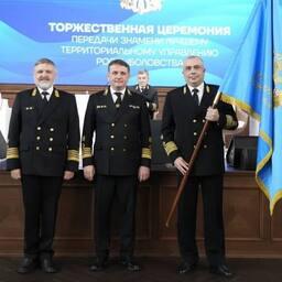 Руководитель Верхнеобского теруправления Росрыболовства (оно было признано лучшим по итогам 2023 г.) Сергей ПИЩУЛИН, глава федерального агентства Илья ШЕСТАКОВ и руководитель Амурского ТУ — нового обладателя переходящего знамени — Денис КРЫЛОВ. Фото пресс-службы ФАР