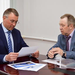 Глава Союза рыболовецких колхозов НАО Алексей Дитятев рассказал губернатору Игорю Кошину о новом траулере. Фото пресс-службы администрации региона