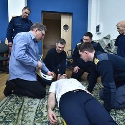 Моряки учатся правильно фиксировать шейный отдел