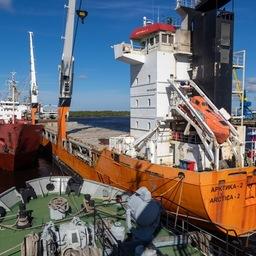 Порт уже третий год подряд принимает рыбопродукцию с Дальнего Востока. Например, пароход с 3 тыс. тонн лосося разгружают за четыре дня, и он уходит обратно