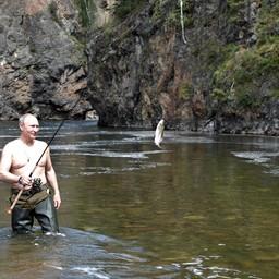 На отдыхе в Республике Тыва глава государства Владимир ПУТИН занялся подводной охотой и рыбалкой на каскаде горных озер. Фото пресс-службы президента