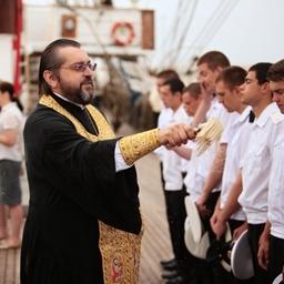 В завершении богослужения на борту священник окропил экипаж святой водой. Фото Александра Кучерука.