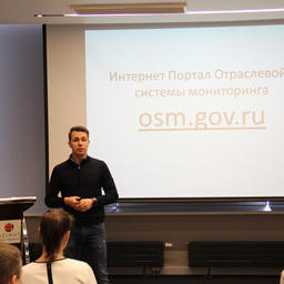 Начальник Центра системы мониторинга рыболовства и связи Артем ВИЛКИН демонстрирует возможности портала ОСМ. Фото пресс-службы ЦСМС