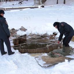 Полиция и рыбоохрана осматривают оборудованный котец. Фото пресс-службы Нижнеобского теруправления Росрыболовства