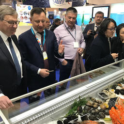 Стенды российских производителей на Seafood Expo Global 2019 посетил заместитель руководителя Росрыболовства Петр САВЧУК. Фото пресс-службы Росрыболовства