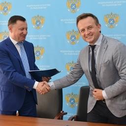 Заместитель руководителя Росрыболовства Петр САВЧУК и предприятия Северного бассейна заключили договоры о строительстве заводов под инвестквоты. Фото пресс-службы ФАР