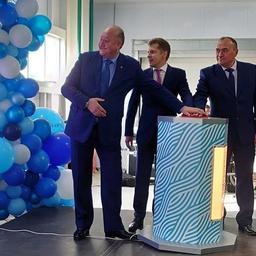 Губернатор Владимир ИЛЮХИН, генеральный директор ПАО «Океанрыбфлот», учредитель «Камчаттралфлота» Евгений НОВОСЕЛОВ и генеральный директор ООО «Камчаттралфлот» Владимир КОТОВ торжественно запускают новый завод под инвестквоты