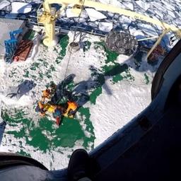 Пострадавшего рыбака экстренно эвакуировали с судна и доставили в больницу Петропавловска-Камчатского. Фото Центра обеспечения действий по ГО, ЧС и пожарной безопасности в Камчатском крае.