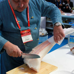 Новый продукт – Siberian sashimi, или строганину из макруруса, предложили попробовать гостям российского стенда на выставке в Циндао