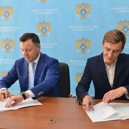 Заместитель руководителя Росрыболовства Петр САВЧУК и предприятия Северного бассейна заключили договоры о строительстве заводов под инвестквоты. Фото пресс-службы ФАР