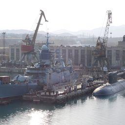 Многоцелевой сторожевой корабль ближней морской зоны (корвет) проекта 20380 «Совершенный» и дизель-электрическая подводная лодка «Комсомольск-на-Амуре» на достроечной базе в городе Большой Камень. Построены на ПАО «Амурский судостроительный завод»