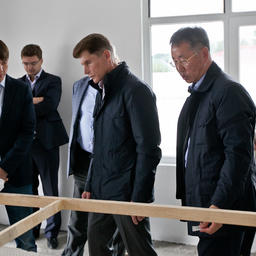 Будущий детский яхт-клуб посетил губернатор Сахалинской области Олег КОЖЕМЯКО. Фото пресс-службы фонда «Родные острова»