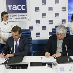 По итогам круглого стола Росрыболовство и Федерация Рестораторов и отельеров подписали соглашение о сотрудничестве в области противодействия нелегальному промыслу и сбыту рыбной продукции. Фото ТАСС