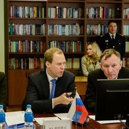 В центре – заместитель руководителя Росрыболовства, представитель РФ в смешанной комиссии Василий СОКОЛОВ. Фото пресс-службы ФАР