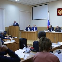 Последствия возврата к квотным аукционам обсудили на депутатских слушаниях в Мурманской областной думе. Фото пресс-службы регионального парламента