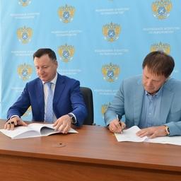 Заместитель руководителя Росрыболовства Петр САВЧУК и предприятия Северного бассейна заключили договоры о строительстве заводов под инвестквоты. Фото пресс-службы ФАР