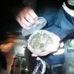 Контейнеры с черной икрой полицейские обнаружили в гробу и под венками. Кадр оперативной съемки