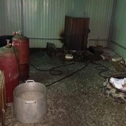 Пограничники обнаружили нелегальное производство крабовой продукции в поселке Зарубино. Фото пресс-группы Погрануправления ФСБ России по Приморскому краю