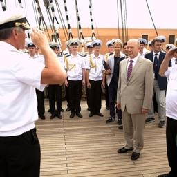 Прибытие на борт Александра Горбаня, постоянного представителя Российской Федерации при ФАО. Фото Александра Кучерука.