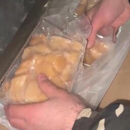 В руки правоохранителей попали и другие морепродукты. Кадр оперативной съемки