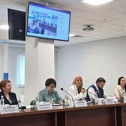 В обсуждении участвовали руководитель управления ФНС России по Приморскому краю Елена АСТАЙКИНА, сенатор Людмила ТАЛАБАЕВА