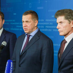 Глава Минвостокразвития Алексей ЧЕКУНКОВ, заместитель председателя правительства — полпред президента в ДФО Юрий ТРУТНЕВ, губернатор Приморья Олег КОЖЕМЯКО. Фото — Петр Корко (правительство региона)