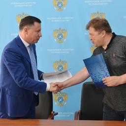 Заместитель руководителя Росрыболовства Петр САВЧУК и предприятия Северного бассейна заключили договоры о строительстве заводов под инвестквоты. Фото пресс-службы ФАР