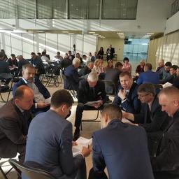 Участники сессии работали в двух группах - по проблемам развития судоремонтного комплекса и по вопросам увеличения объема экспорта рыбопродукции. Фото пресс-службы правительства края