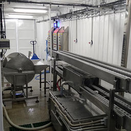 Несмотря на компактность модульного завода, вся логистика продукта и тары здесь осуществляется по транспортерным линиям